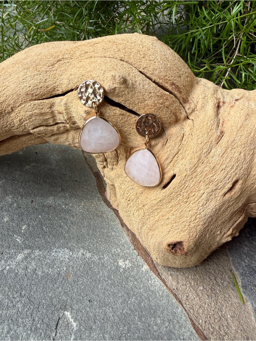 New🌟Anthropologie-Gold Drop Earrings with Light Pink Stone